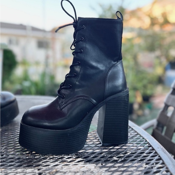 Urban Outfitters Black Footwear - Picture 2 of 12